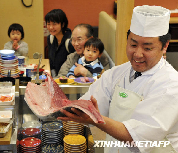 3月12日，在日本横滨的一家寿司店内，厨师展示金枪鱼片.jpg