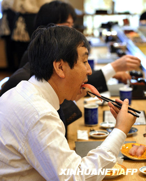3月12日，在日本横滨的一家寿司店内，食客享用金枪鱼寿司.jpg