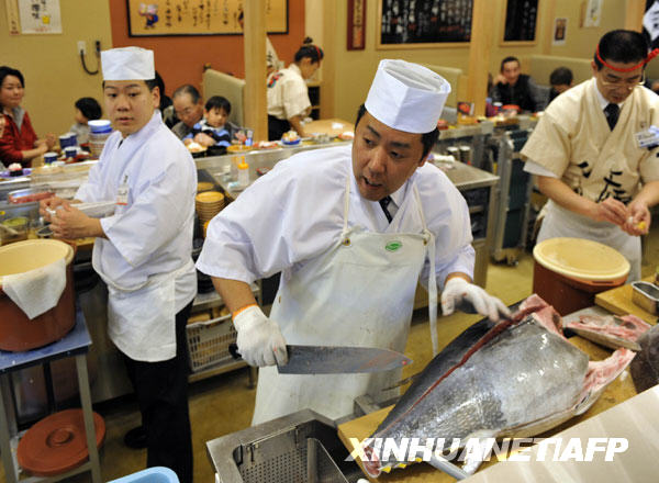 3月12日，在日本横滨的一家寿司店内，厨师切金枪鱼片.jpg