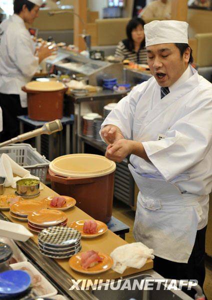 3月12日，在日本横滨的一家寿司店内，厨师制作金枪鱼寿司.jpg