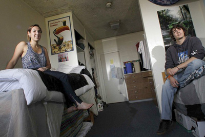 凯拉·伊兰和男同学林顿·普朗图住一间寝室.jpg
