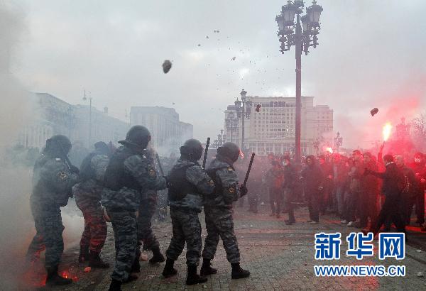 12月11日，在俄罗斯首都莫斯科，警察与骚乱的球迷对峙-1.jpg