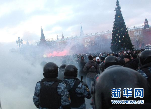 12月11日，在俄罗斯首都莫斯科，警察与骚乱的球迷对峙-3.jpg