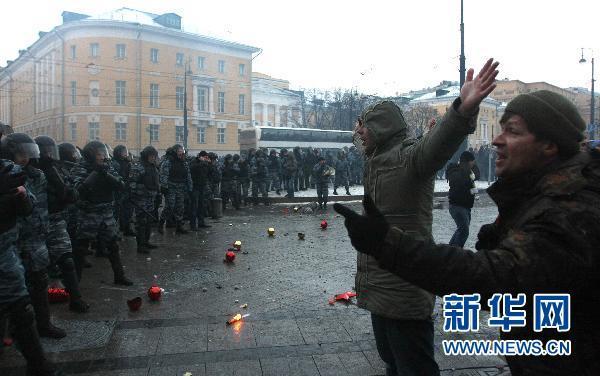 12月11日，在俄罗斯首都莫斯科，警察与骚乱的球迷对峙-4.jpg