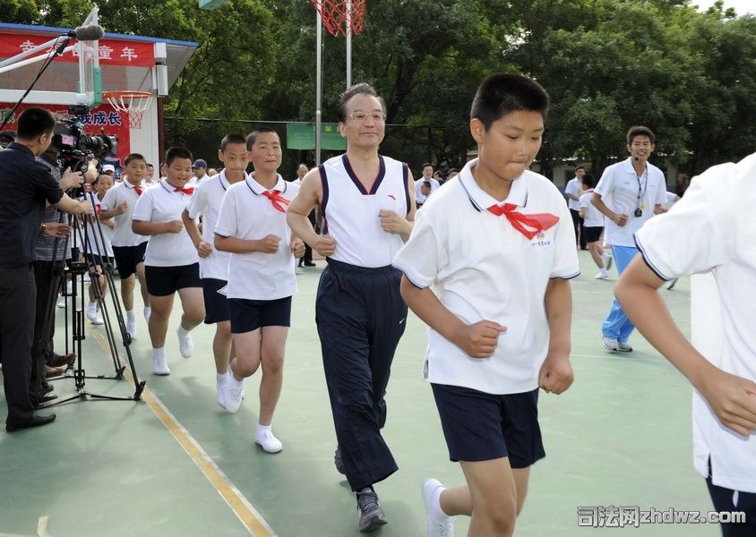 温家宝总理与北京市朝阳区十八里店小学学生打篮球-1.jpg