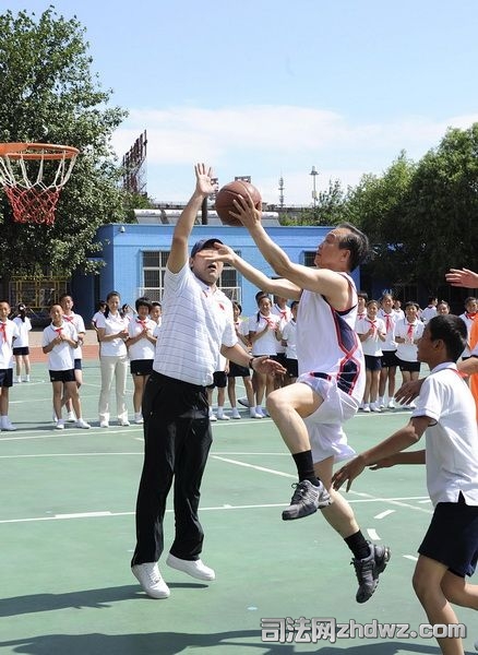 温家宝总理与北京市朝阳区十八里店小学学生打篮球-2.jpg