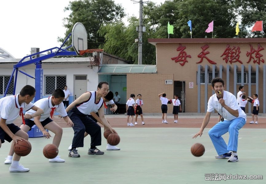 温家宝总理与北京市朝阳区十八里店小学学生打篮球-3.jpg