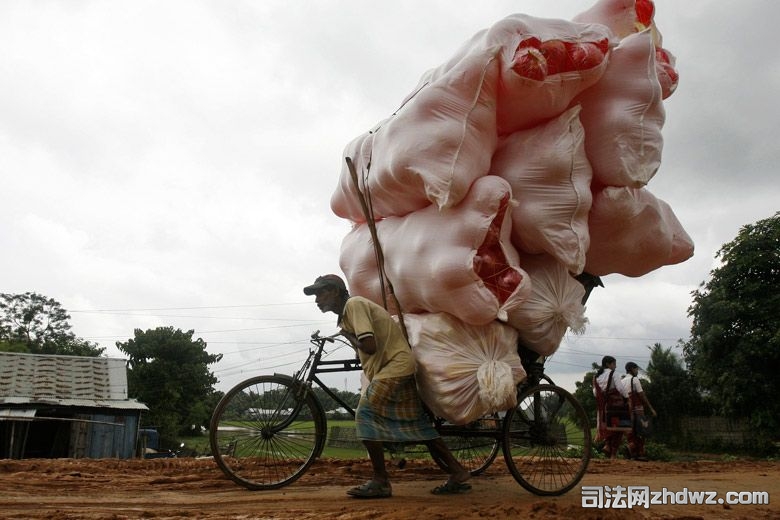 在印度特里普拉邦首府阿加尔塔拉，一位三轮车夫装了一车装满塑料球的新华麻袋.jpg