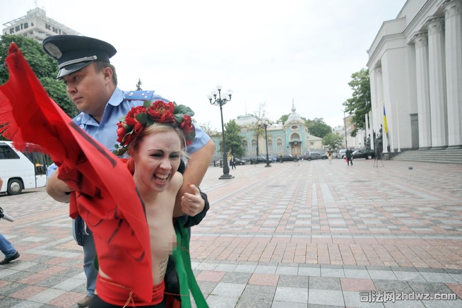 6、图为当地时间7月5日，“FEMEN”成员在抗议.jpg