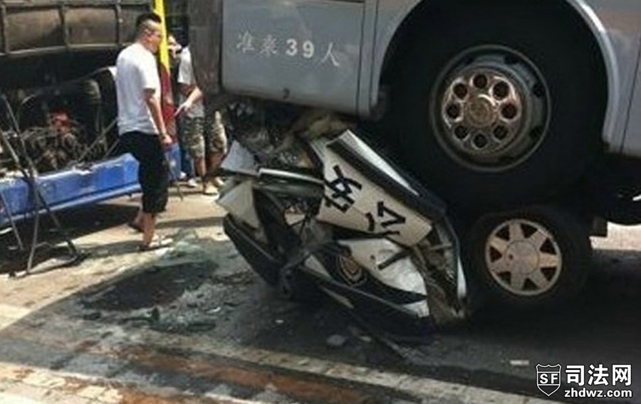 北京长虹桥发生交通事故 警车被撞对折-5.jpg