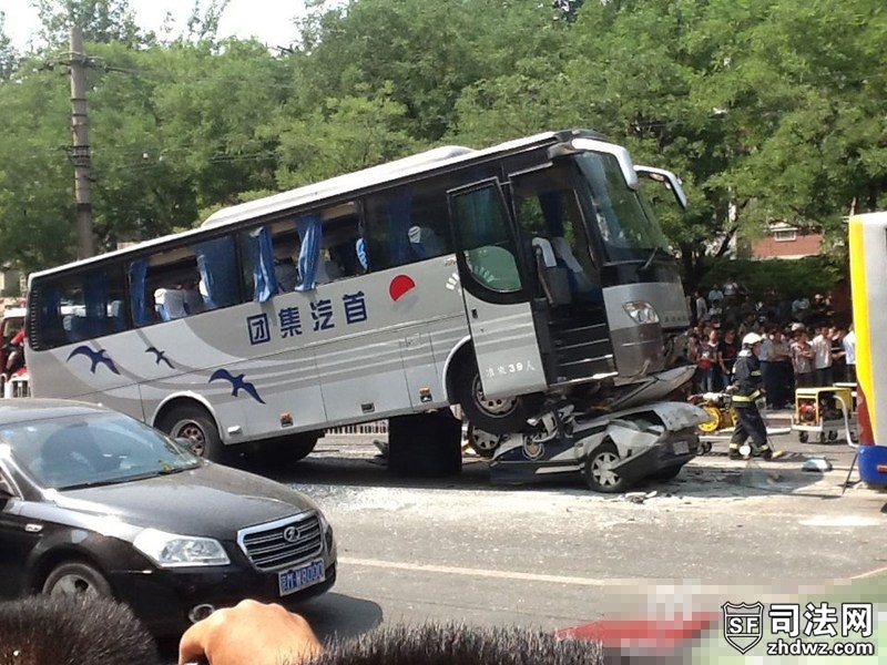 北京长虹桥发生交通事故 警车被撞对折-6.jpg