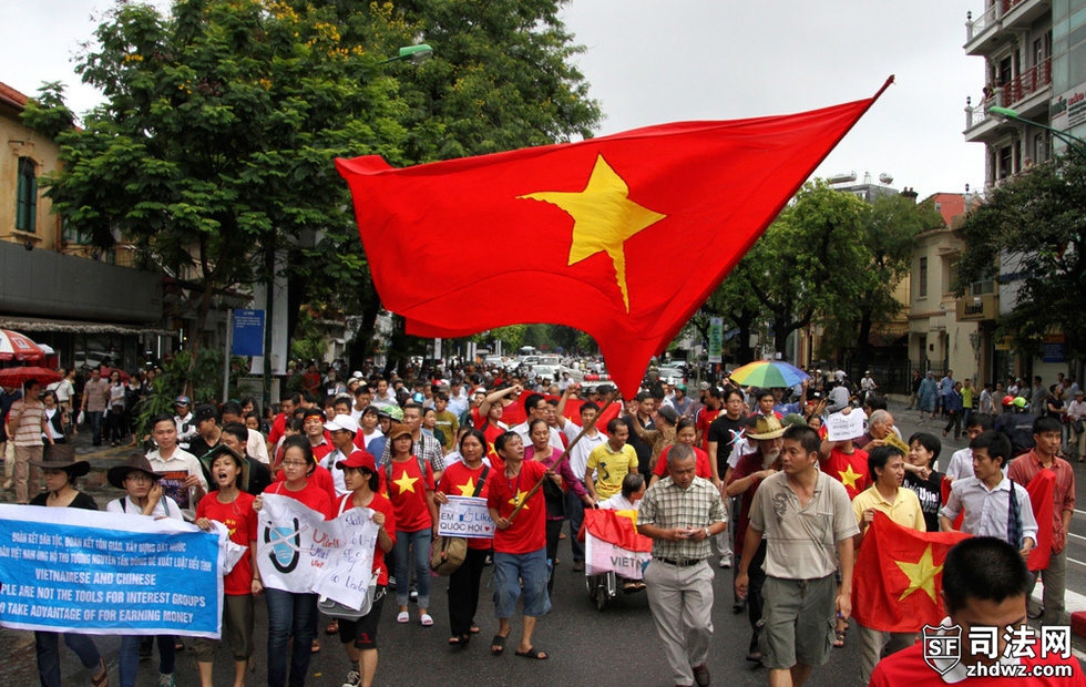 越南举行反华示威 抗议中国在南海招标-1.jpg