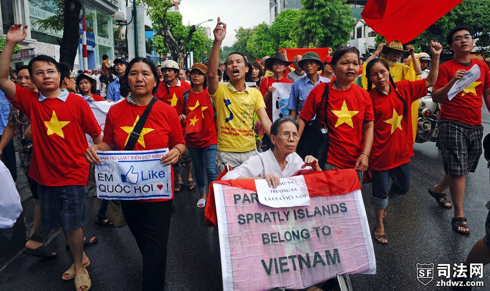 越南举行反华示威 抗议中国在南海招标-2.jpg