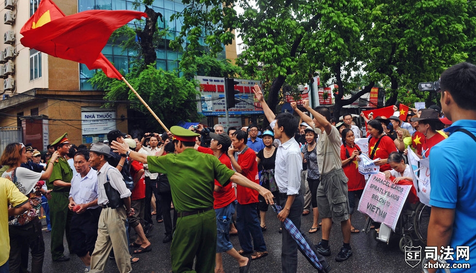 越南举行反华示威 抗议中国在南海招标-6.jpg