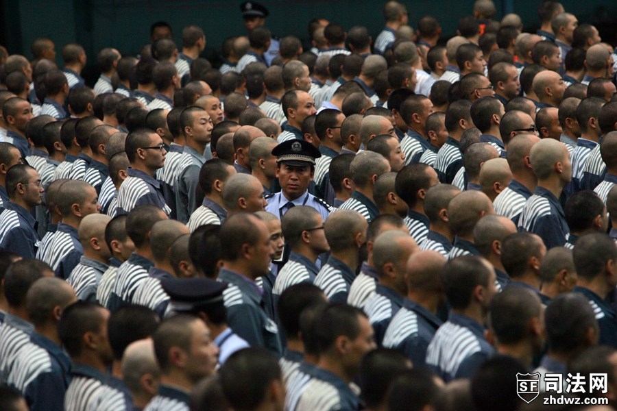 2、9月26日，四川乐山，雷马屏监狱，监狱警官想服刑人员宣布转移途中的注意事项.jpg