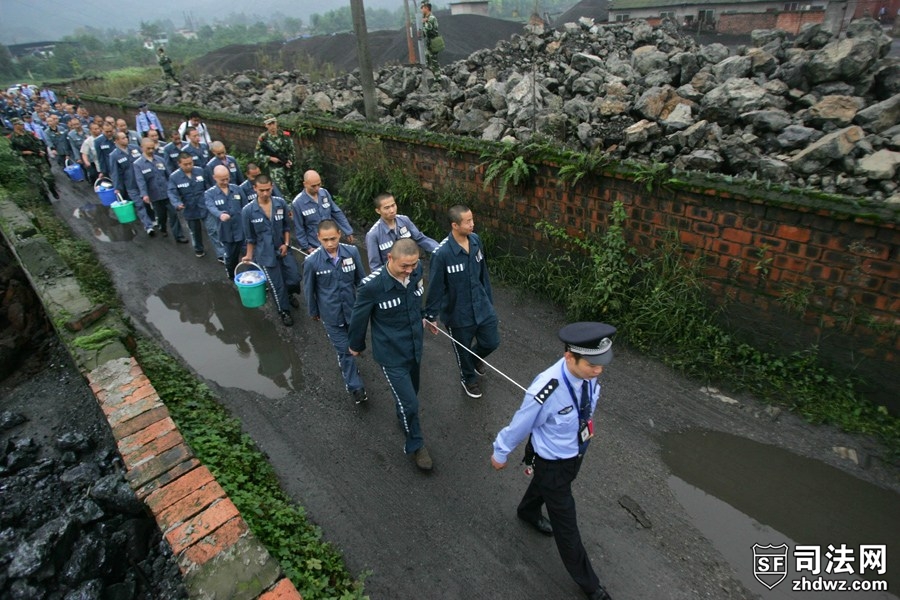 5、9月26日，四川乐山，雷马屏监狱，监狱警官带着服刑人员离开旧监区.jpg