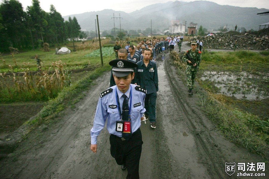 7、9月26日，四川乐山，雷马屏监狱，监狱警官带着服刑人员离开旧监区.jpg