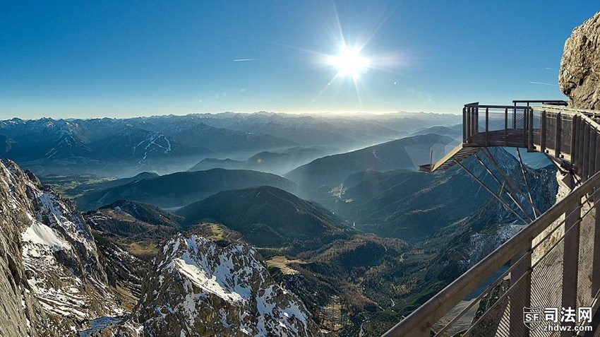 7、奥地利在地处阿尔卑斯山的度假胜地Dachstein Glacier的一处悬崖上建起了一座奥地利.jpg