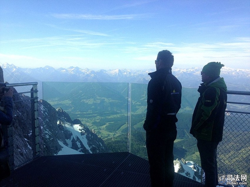 7、奥地利在地处阿尔卑斯山的度假胜地Dachstein Glacier的一处悬崖上建起了一座奥地利.jpg