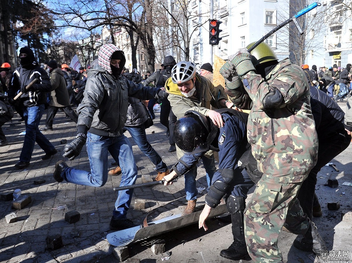 4、当地时间2014年2月18日，乌克兰基辅，示威者向防暴警察投掷汽油弹和石头。.jpg