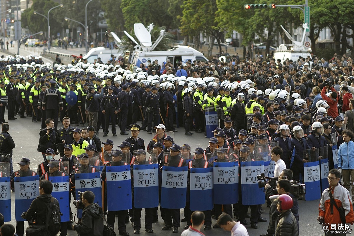 3月23日晚7时许，台湾反服贸团体2000多人攻占“行政院”遭警方驱离，图为3月24日，“.jpg