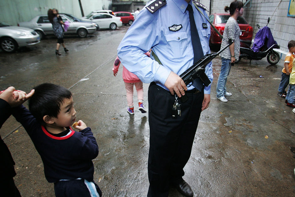 长沙巡警持冲锋枪护送学生上课 每天站岗4次-4.jpg